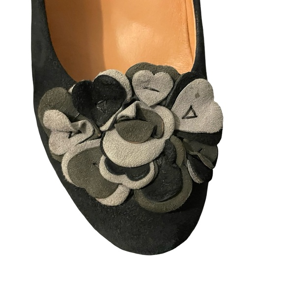 Candie's Black Heels with Gray Floral Accent Size 7 - Picture 4 of 9